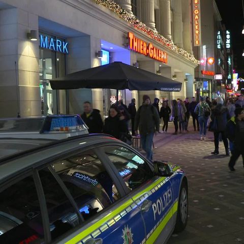 Ein Polizeiauto steht vor der Thier-Galerie in Dortmund