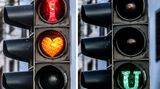 Dortmund, Deutschland. Da geht einem das Herz auf. Eine Ampel in Dortmund vermutlich abgeklebt, so dass sie eine Liebesbotschaft an die Autofahrer schickt. Bei Rot zeigt sich ein "I", bei Gelb erscheint ein "Herz" und bei Grün ein "U". "I love you" ( Ich liebe dich), romantischer kann das Warten auf die Weiterfahrt nicht sein.