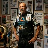 Mr. Hayabusa, der Rekordjäger, vor Zeitungsausschnitten und Urkunden an seiner Heldenwand