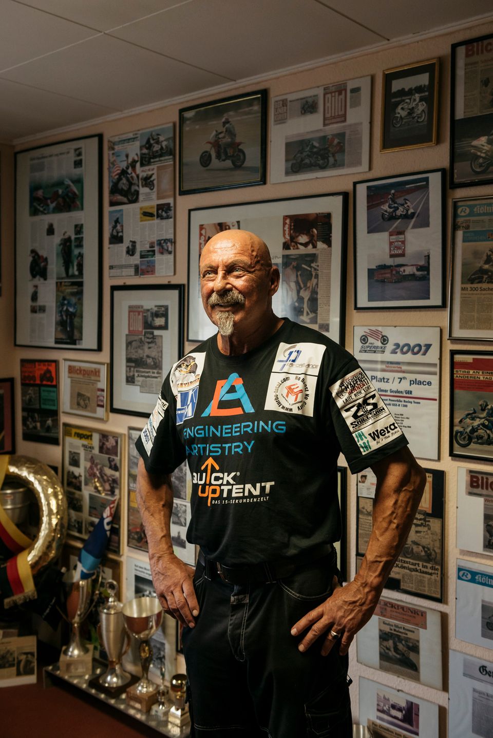 Mister Hayabusa Elmar Geulen Mr. Hayabusa, der Rekordjäger, vor Zeitungsausschnitten und Urkunden an seiner Heldenwand