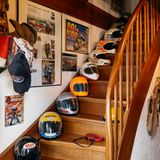 Ein Haus wie ein Museum. Elf Motorradhelme säumen den Weg nach oben