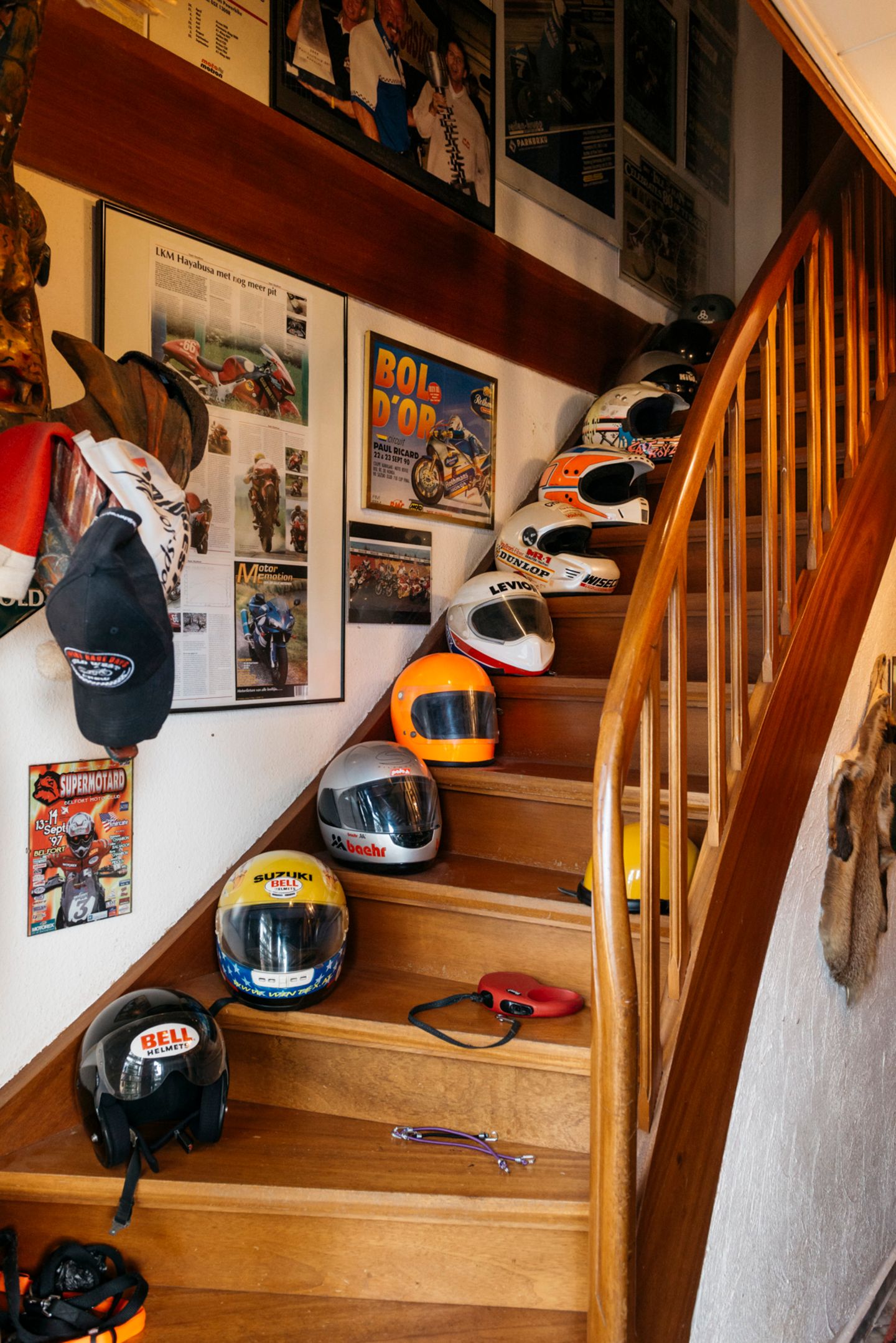 Ein Haus wie ein Museum. Elf Motorradhelme säumen den Weg nach oben