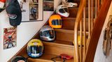 Ein Haus wie ein Museum. Elf Motorradhelme säumen den Weg nach oben