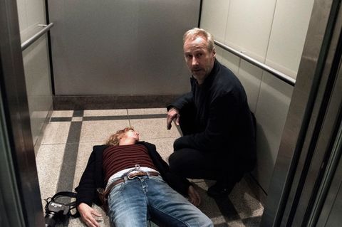Kommissar Paul Brix (Wolfram Koch) findet seine Kollegin Anna Janneke (Margarita Broich) bewusstlos im Aufzug