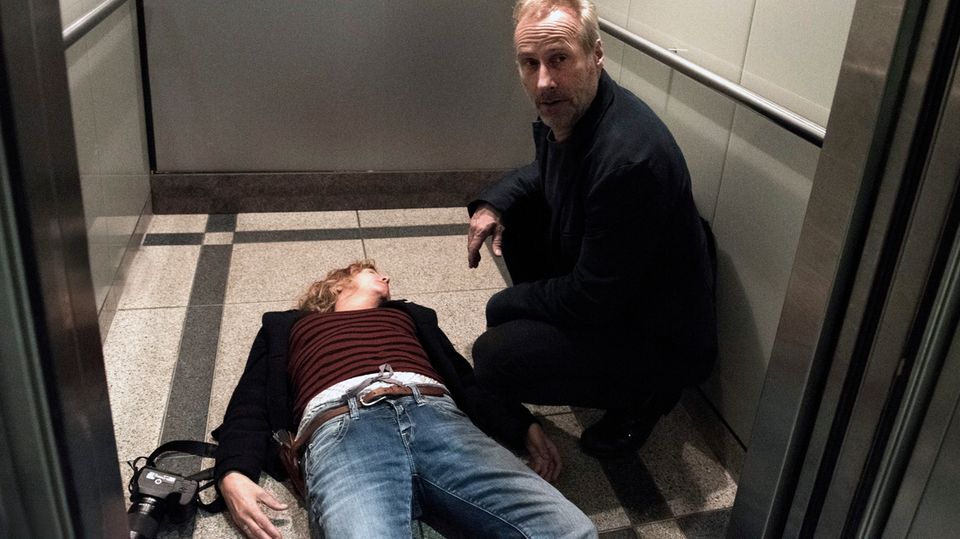 Kommissar Paul Brix (Wolfram Koch) findet seine Kollegin Anna Janneke (Margarita Broich) bewusstlos im Aufzug