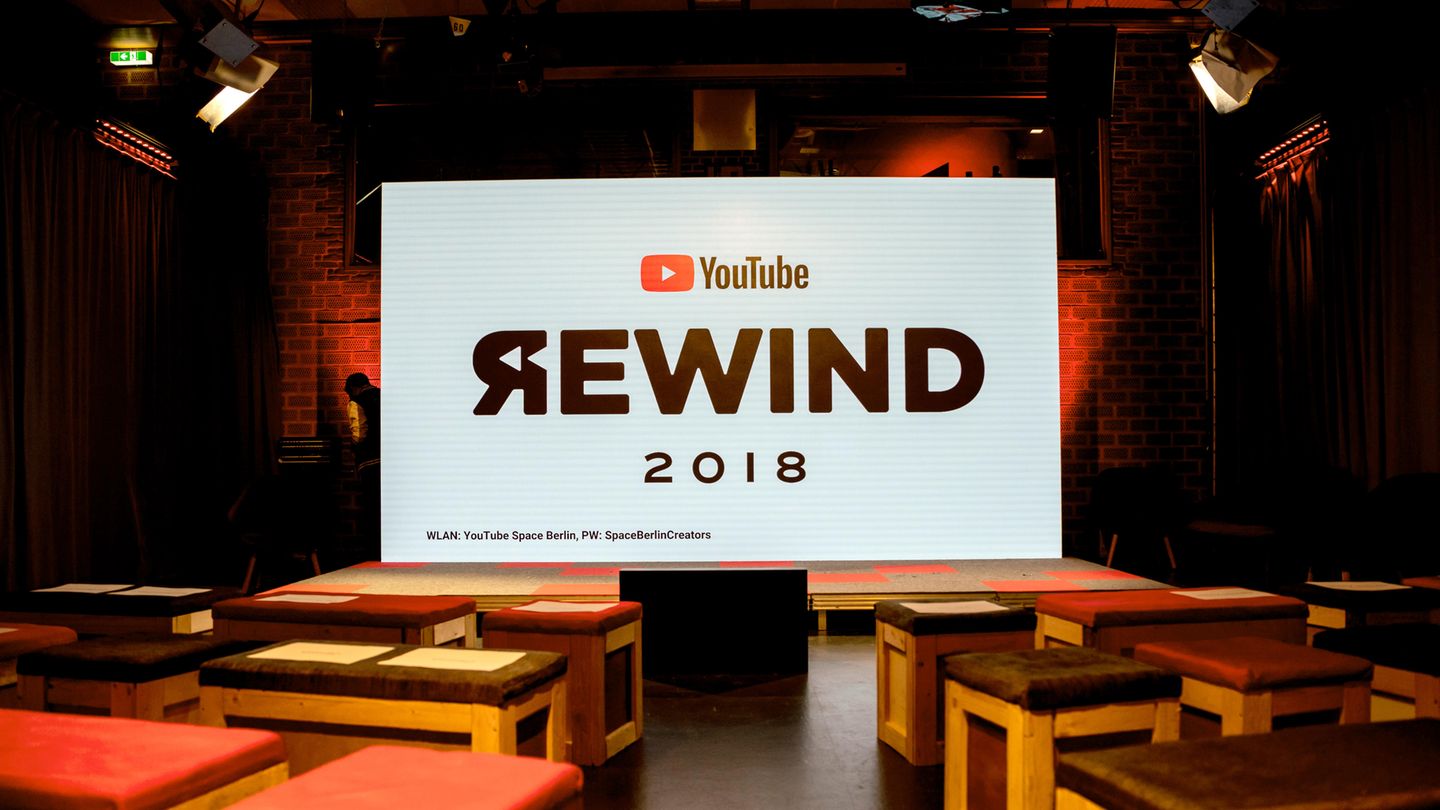 YouTube-Jahresrückblick steht auf einem Schild im YouTube Space Berlin auf der Bühnenleinwand