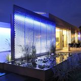 Das FutureHaus bei Nacht.