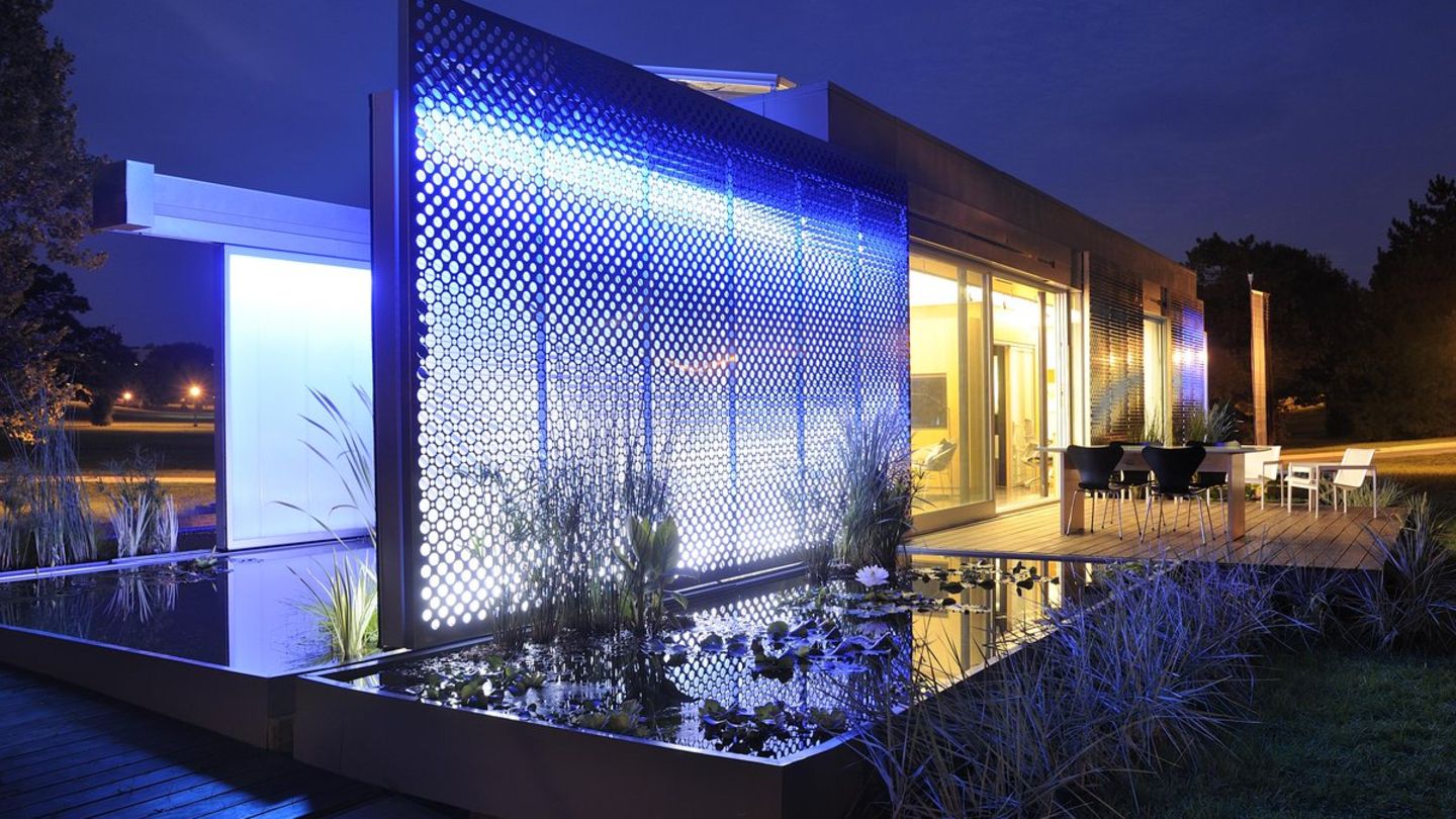 Das FutureHaus bei Nacht.