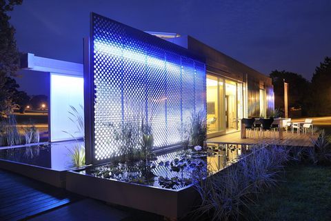 Das FutureHaus bei Nacht.