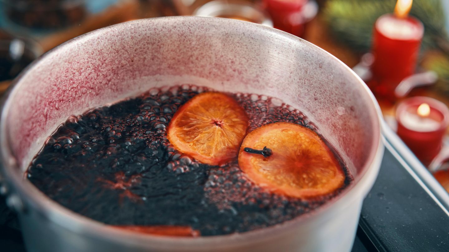 Ein Topf mit Glühwein steht auf dem Herd