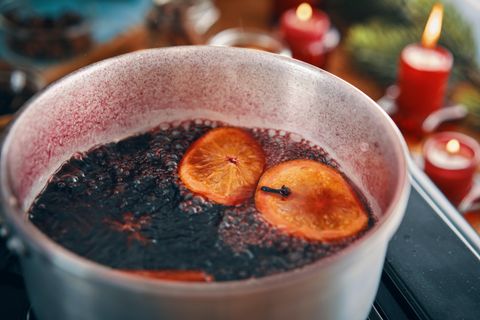Ein Topf mit Glühwein steht auf dem Herd