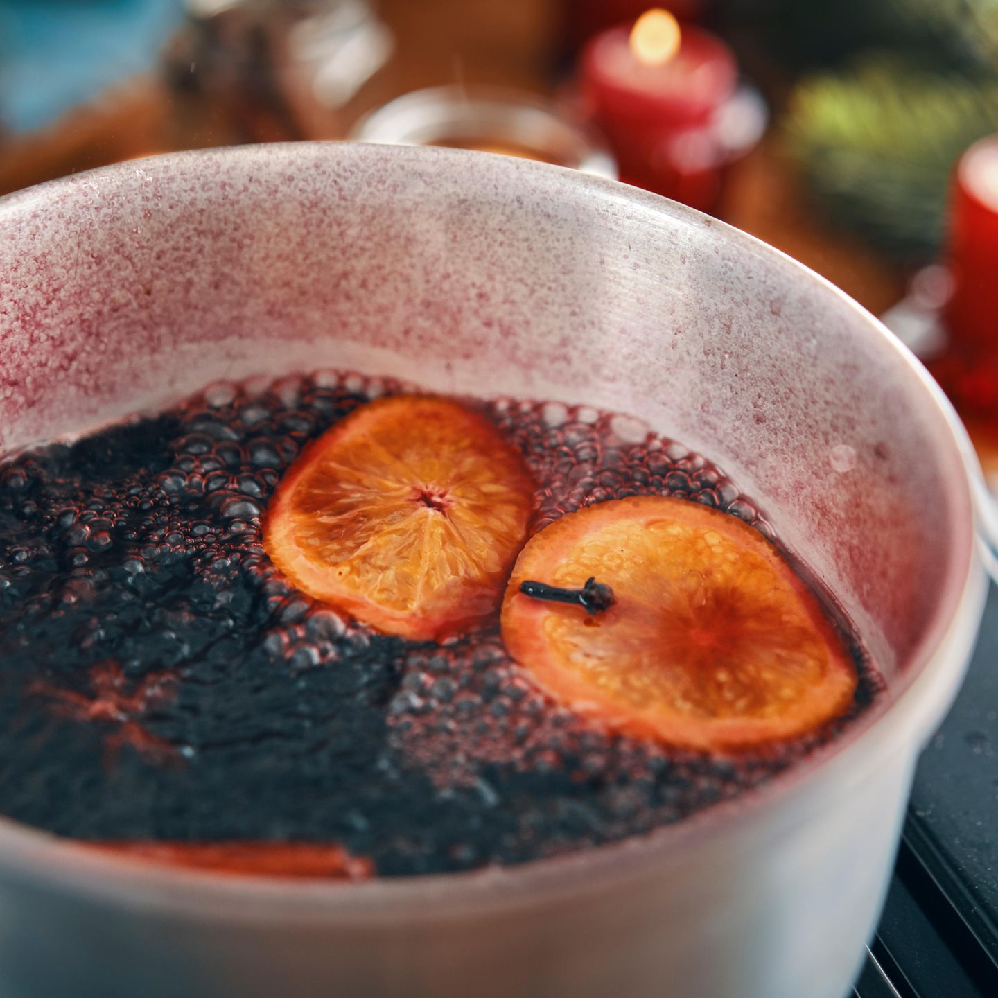 Ein Topf mit Glühwein steht auf dem Herd