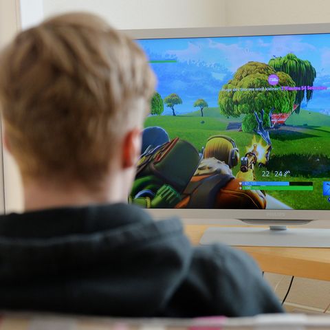 Ein Junge spielt Fortnite auf dem Computer