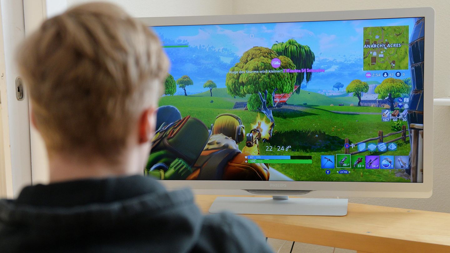 Ein Junge spielt Fortnite auf dem Computer