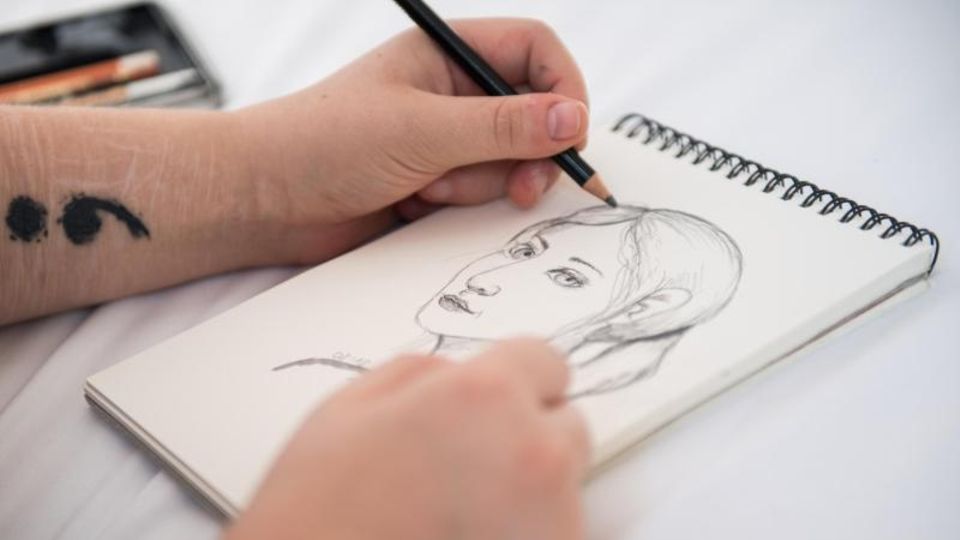 Leben mit Schizophrenie: Anna Kunze zeichnet ein Frauenporträt. Die Kunst hilft ihr, besser mit ihrer Schizophrenie umzugehen. Anna Kunze zeichnet ein Frauenporträt. Die Kunst hilft ihr, besser mit ihrer Schizophrenie umzugehen.