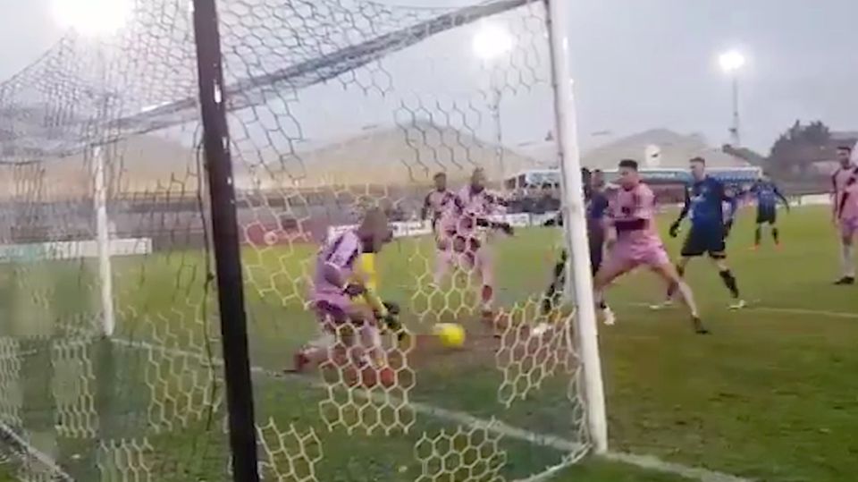 Pokalwettbewerb in England: Fünf Torchancen in sieben Sekunden und kein Treffer: Bei diesem Spiel ist wirklich alles verflixt Pokalwettbewerb in England: Fünf Torchancen in sieben Sekunden und kein Treffer: Bei diesem Spiel ist wirklich alles verflixt