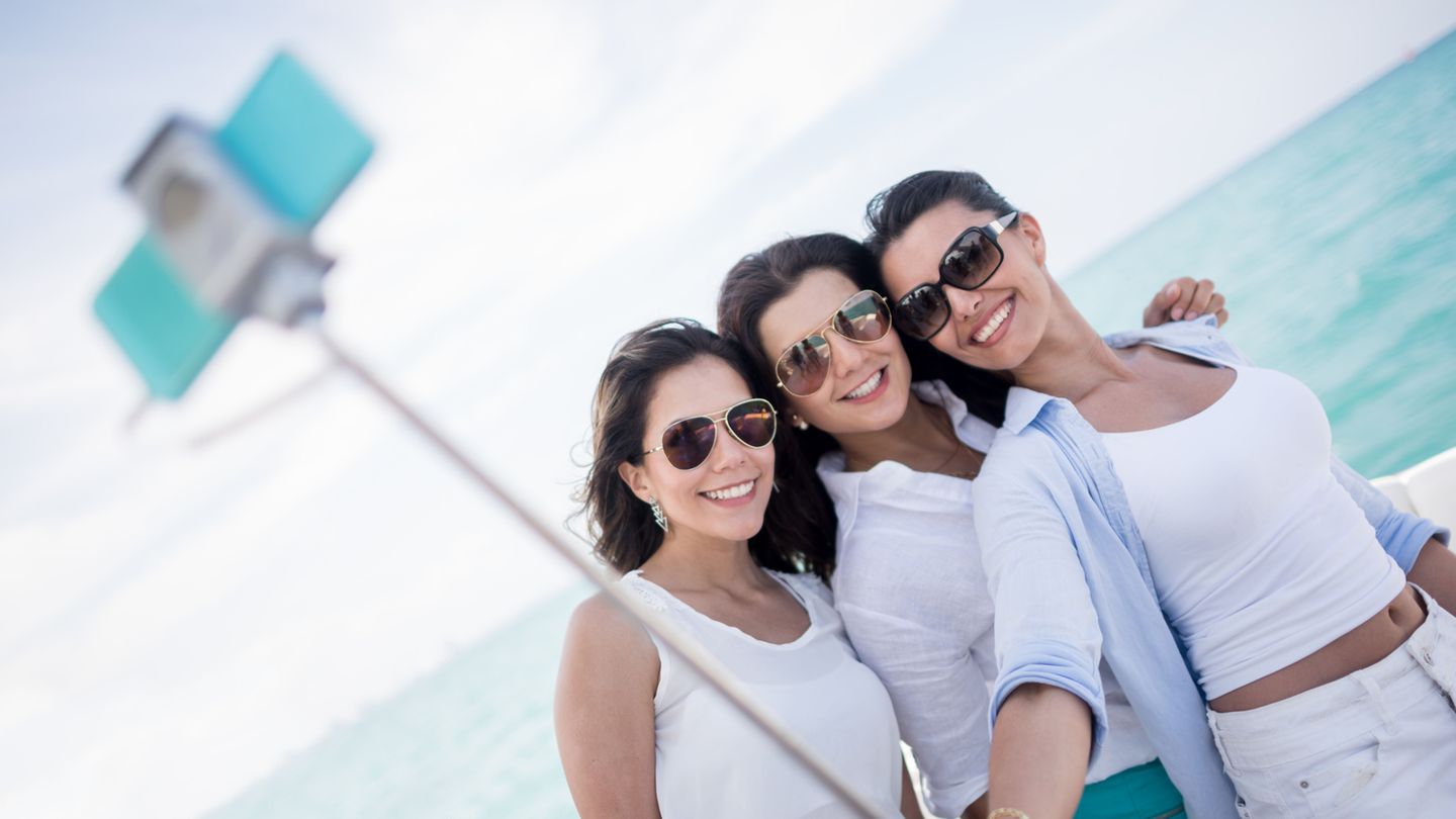 Selfie an Deck: Das Verschicken eines Fotos von Bord eines Kreuzfahrtschiffes per E-Mail oder das Hochladen in die sozialen Netzwerke kann teuer werden