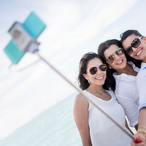 Selfie an Deck: Das Verschicken eines Fotos von Bord eines Kreuzfahrtschiffes per E-Mail oder das Hochladen in die sozialen Netzwerke kann teuer werden