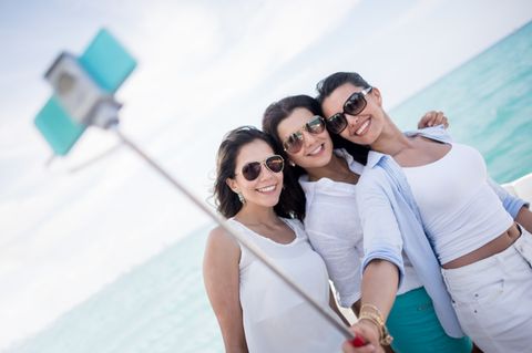 Selfie an Deck: Das Verschicken eines Fotos von Bord eines Kreuzfahrtschiffes per E-Mail oder das Hochladen in die sozialen Netzwerke kann teuer werden
