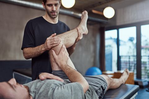 Die Ausbildung zum Physiotherapeuten gehört zu den schulischen Ausbildungen – das heißt, Azubis bekommen in vielen Fällen kein Gehalt für ihre Arbeit, sondern zahlen für die oftmals privaten Schulen