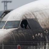 Flugzeugschlepper in Flammen   Juni 2018: Auf dem Weg zum Gate hat ein Flugzeugschlepper Feuer gefangen. Flammen greifen auf einen Airbus A340-300 über, der von der Parkposition zum Gate bugsiert wird. Der vordere Bereich des weißlackierten Flugzeuges wird am Cockpit eingeschwärzt. Zum Glück waren noch keine Passagiere an Bord des Flugzeuges. Später muss die Lufthansa die Maschine für den Liniendienst abschreiben. Mehr lesen Sie hier.