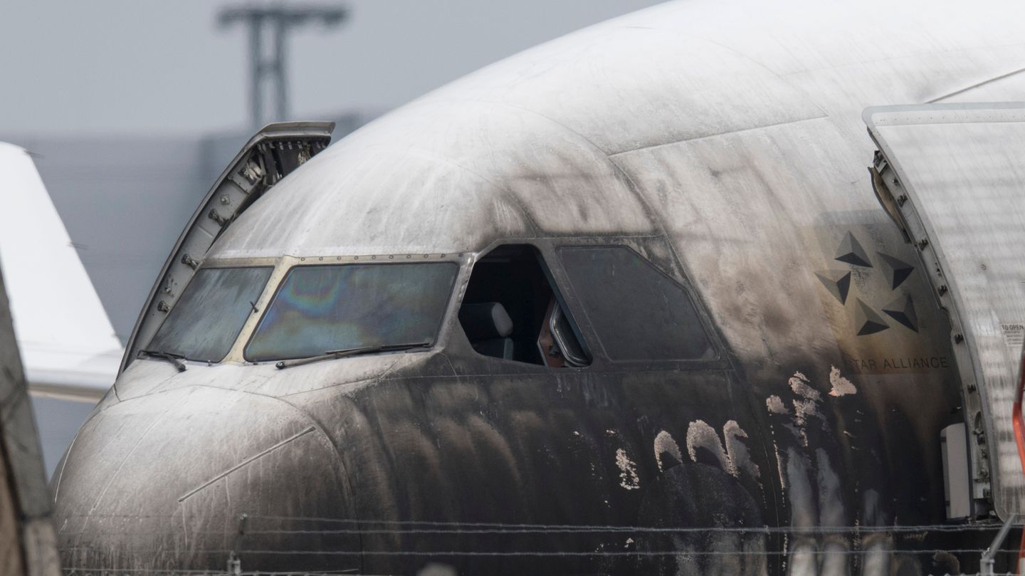 Flugzeugschlepper in Flammen   Juni 2018: Auf dem Weg zum Gate hat ein Flugzeugschlepper Feuer gefangen. Flammen greifen auf einen Airbus A340-300 über, der von der Parkposition zum Gate bugsiert wird. Der vordere Bereich des weißlackierten Flugzeuges wird am Cockpit eingeschwärzt. Zum Glück waren noch keine Passagiere an Bord des Flugzeuges. Später muss die Lufthansa die Maschine für den Liniendienst abschreiben. Mehr lesen Sie hier.