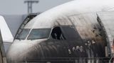 Flugzeugschlepper in Flammen   Juni 2018: Auf dem Weg zum Gate hat ein Flugzeugschlepper Feuer gefangen. Flammen greifen auf einen Airbus A340-300 über, der von der Parkposition zum Gate bugsiert wird. Der vordere Bereich des weißlackierten Flugzeuges wird am Cockpit eingeschwärzt. Zum Glück waren noch keine Passagiere an Bord des Flugzeuges. Später muss die Lufthansa die Maschine für den Liniendienst abschreiben. Mehr lesen Sie hier.