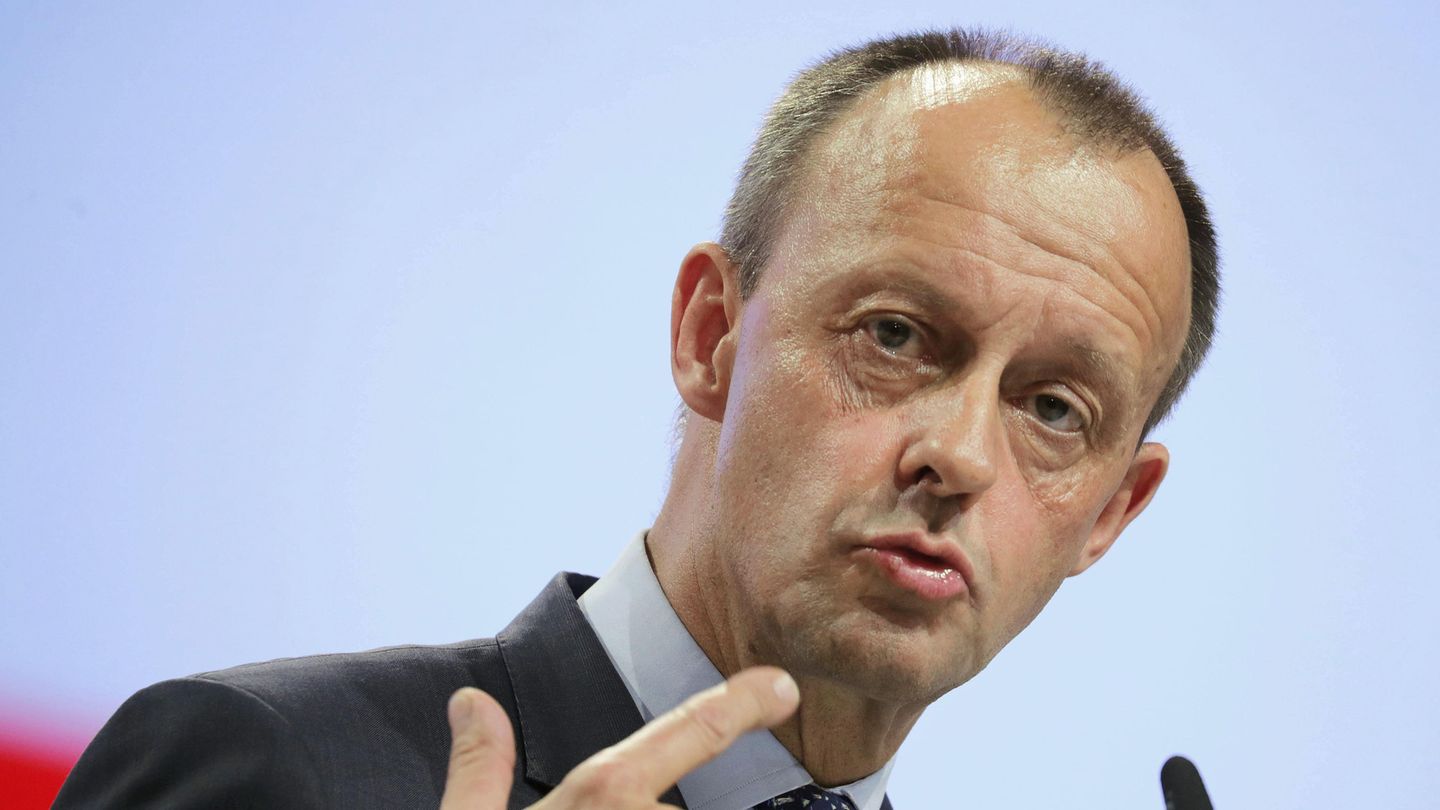 Friedrich Merz zeigt während seiner Rede beim CDU-Parteitag in Hamburg mit beiden Zeigefingern auf sich