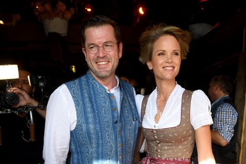 Karl-Theodor zu Guttenberg sitzt hinter Blumenschmuck auf der Ehrentribüne bei einem Reitturnier
