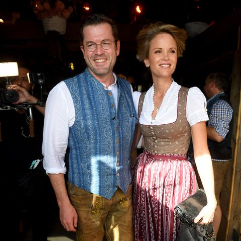 Karl-Theodor zu Guttenberg sitzt hinter Blumenschmuck auf der Ehrentribüne bei einem Reitturnier