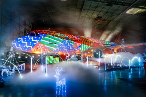 Spektakuläre Show in einem Hangar am Luton Airport in London: Anlass ist das 80-jährige Bestehen des Flughafens London.