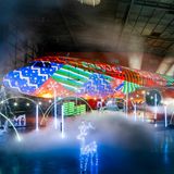 Spektakuläre Show in einem Hangar am Luton Airport in London: Anlass ist das 80-jährige Bestehen des Flughafens London.