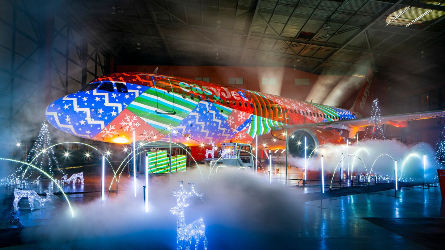 Spektakuläre Show in einem Hangar am Luton Airport in London: Anlass ist das 80-jährige Bestehen des Flughafens London.