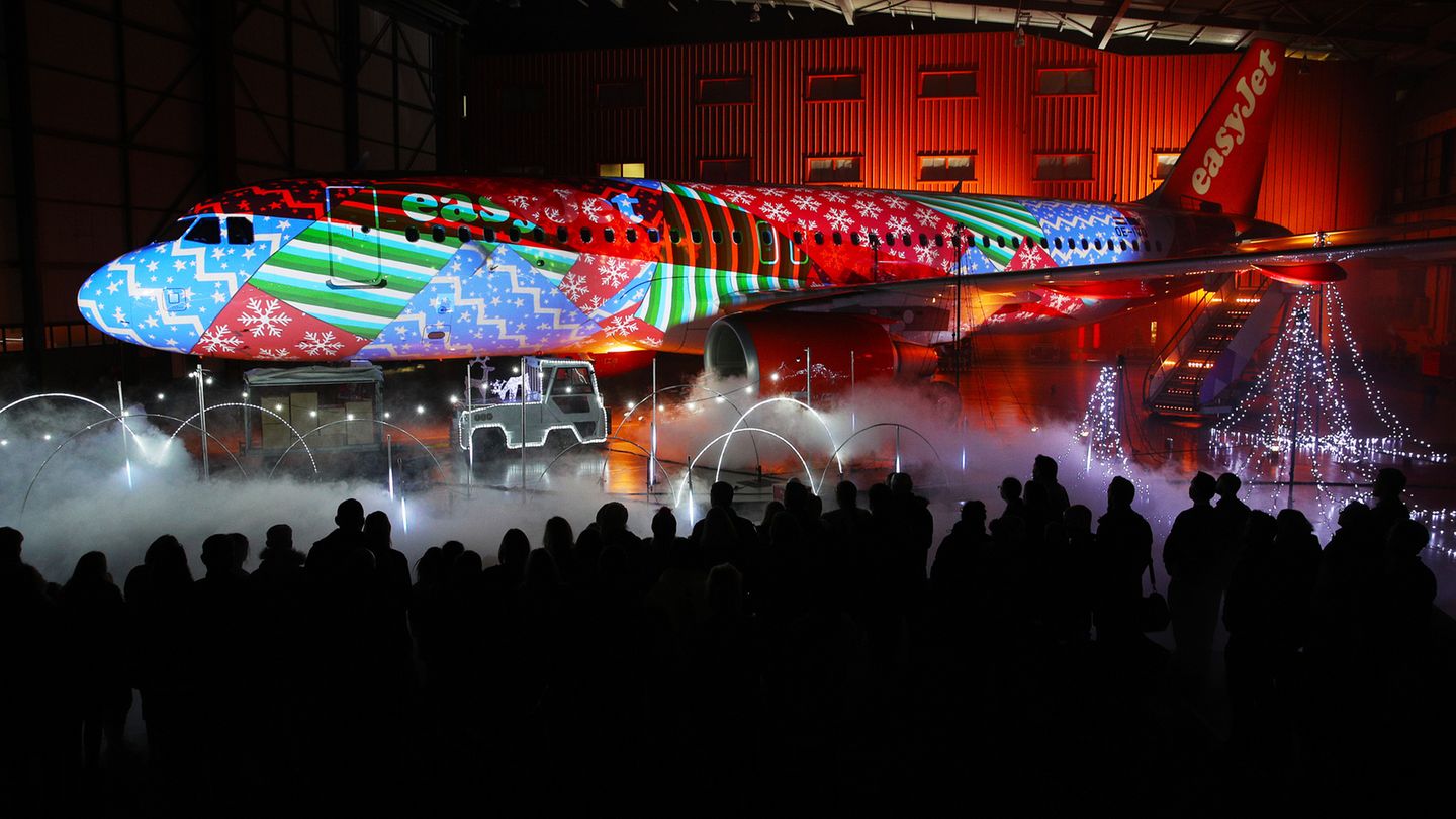 Das Ereignis fand in einem Hangar des Billigfliegers Easyjet statt und wurde von Mitarbeitern des Flughafens organisiert.