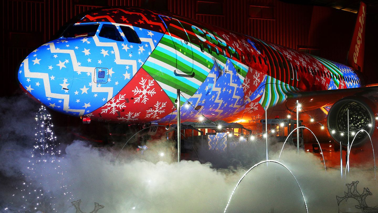 Der Rumpf eines Airbus A320 diente als Fläche für die weihnachtliche Lichterprojektion.