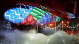 Der Rumpf eines Airbus A320 diente als Fläche für die weihnachtliche Lichterprojektion.
