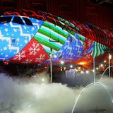 Der Rumpf eines Airbus A320 diente als Fläche für die weihnachtliche Lichterprojektion.