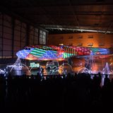 Um die besondere Weihnachtsbeleuchtung zu kreieren, wurden über 850.000 choreographierte Lichtsequenzen und eine 2,4 Kilometer lange LED-Lichterkette verwendet.