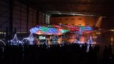 Um die besondere Weihnachtsbeleuchtung zu kreieren, wurden über 850.000 choreographierte Lichtsequenzen und eine 2,4 Kilometer lange LED-Lichterkette verwendet.