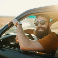 Mann sitzt in Auto