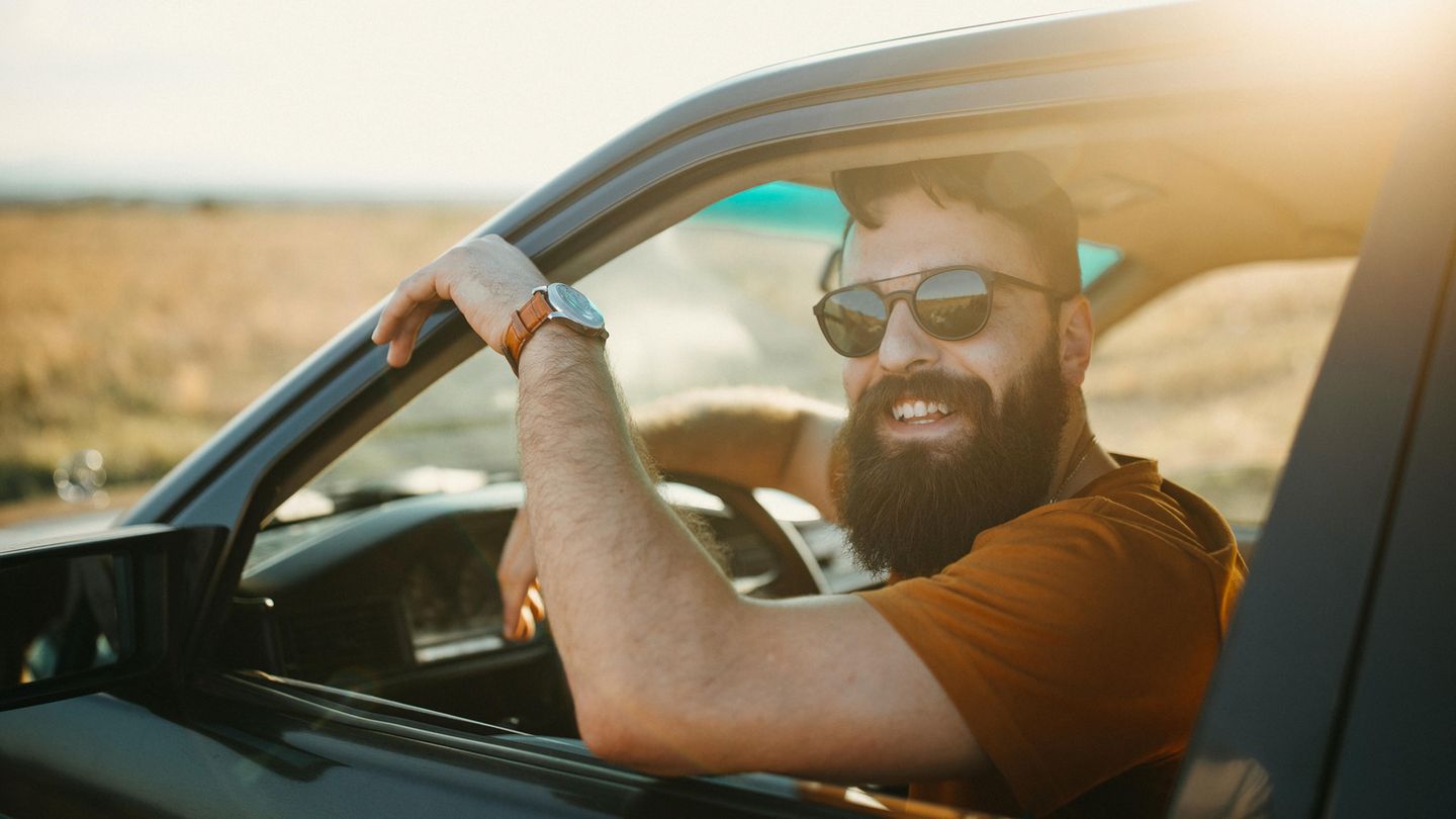 Mann sitzt in Auto