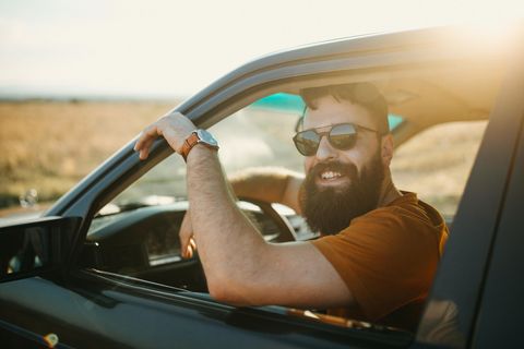 Mann sitzt in Auto