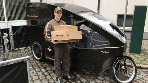UPS-Bote Arne Oltmanns mit seinem elektrischen Lastenfahrrad
