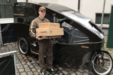 UPS-Bote Arne Oltmanns mit seinem elektrischen Lastenfahrrad