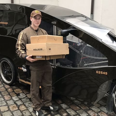 UPS-Bote Arne Oltmanns mit seinem elektrischen Lastenfahrrad