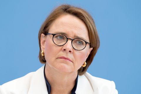 Die Integrationsbeauftragte der Bundesregierung, Annette Widmann-Mauz, legt vor einer hellblauen Wand den Kopf schräg