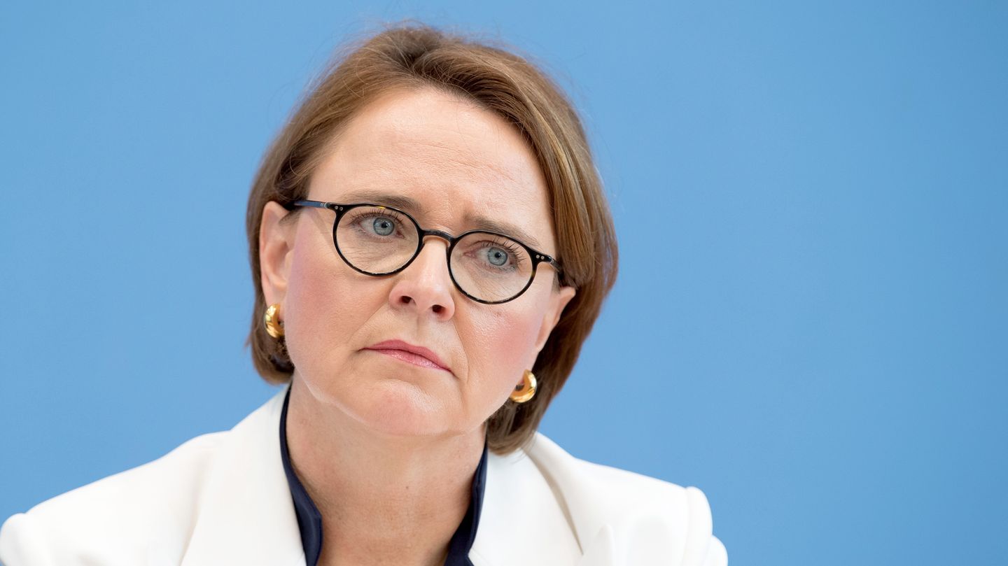 Die Integrationsbeauftragte der Bundesregierung, Annette Widmann-Mauz, legt vor einer hellblauen Wand den Kopf schräg