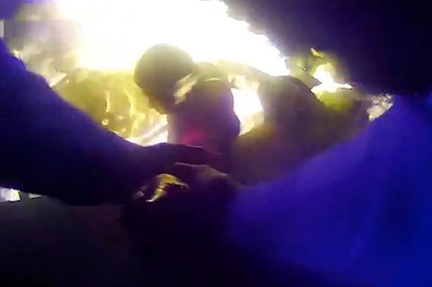 Bodycam-Aufnahmen: Dramatischer Rettungseinsatz: Polizisten ziehen Mann aus brennendem Auto