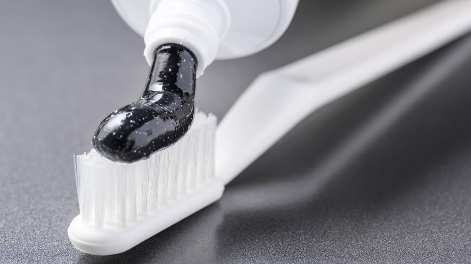Stiftung Warentest: Schwarze Zahncremes - machen sie die Beißer wirklich weißer?