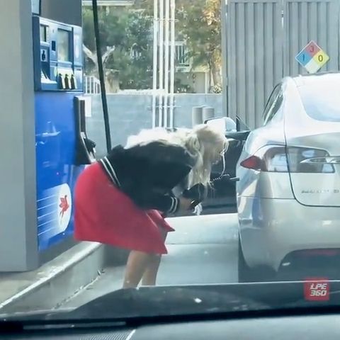 Elektroauto: Frau versucht, ihren Tesla zu tanken – die Jungs hinter ihr im Auto können nicht mehr vor Lachen